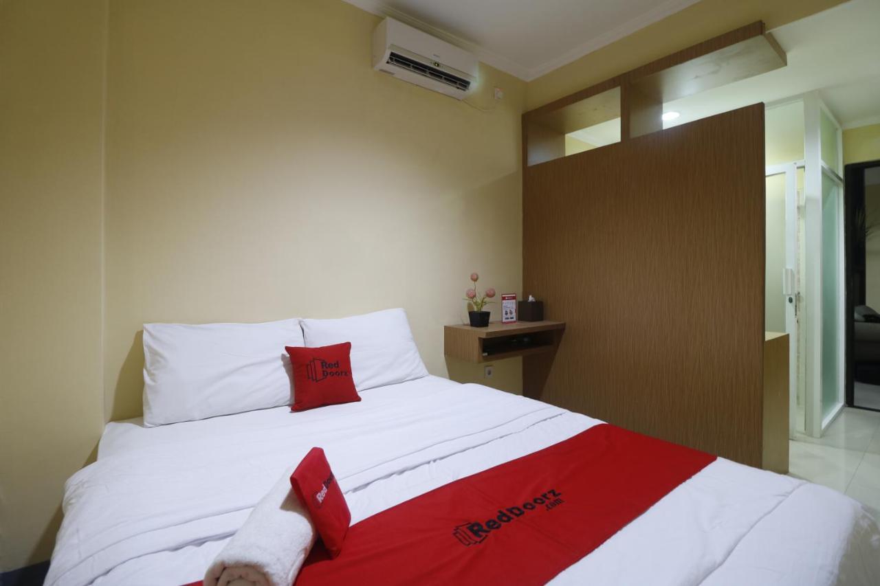 Hotel RedDoorz near ITC Cempaka Mas Dżakarta Zewnętrze zdjęcie