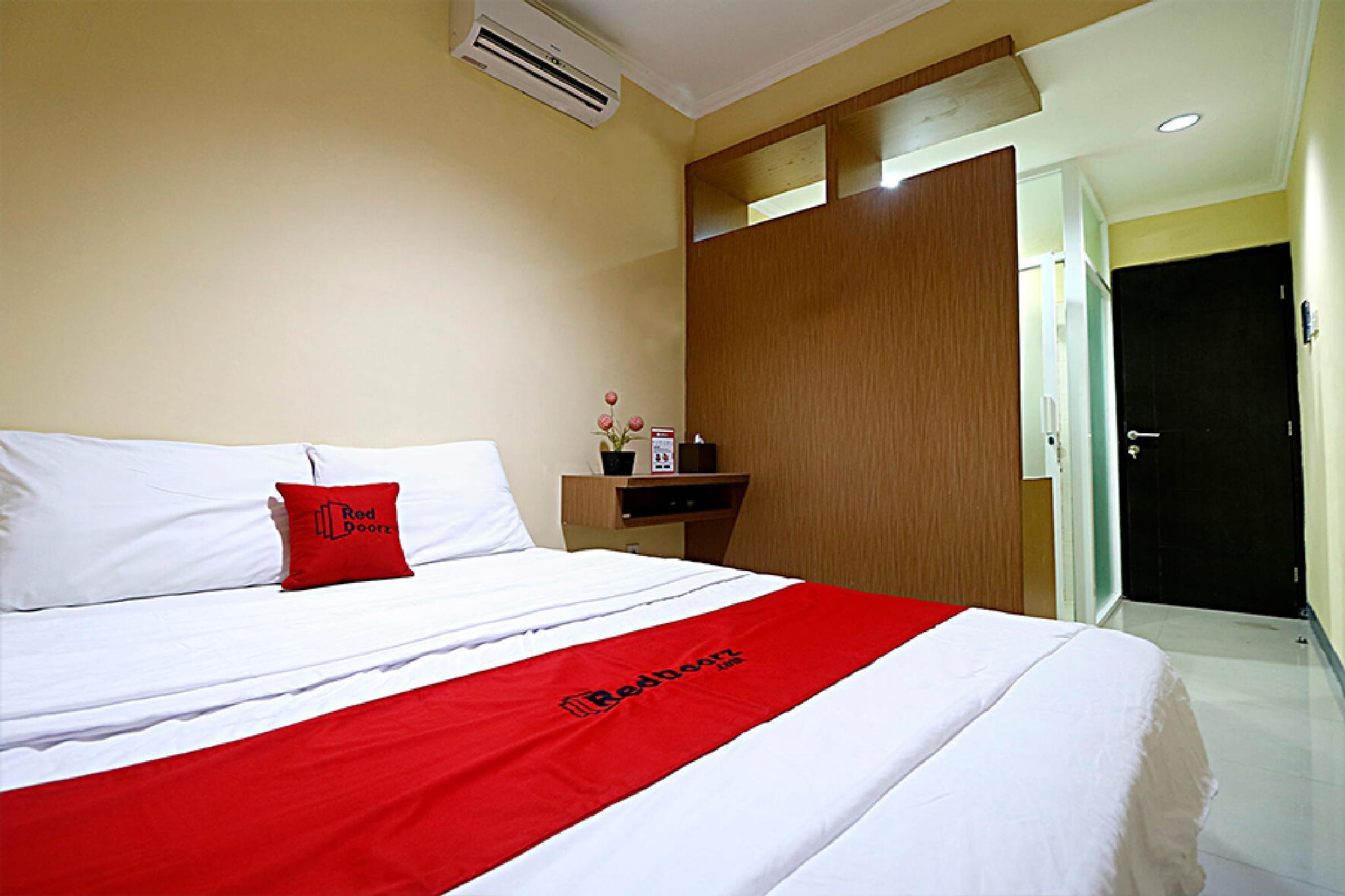 Hotel RedDoorz near ITC Cempaka Mas Dżakarta Zewnętrze zdjęcie