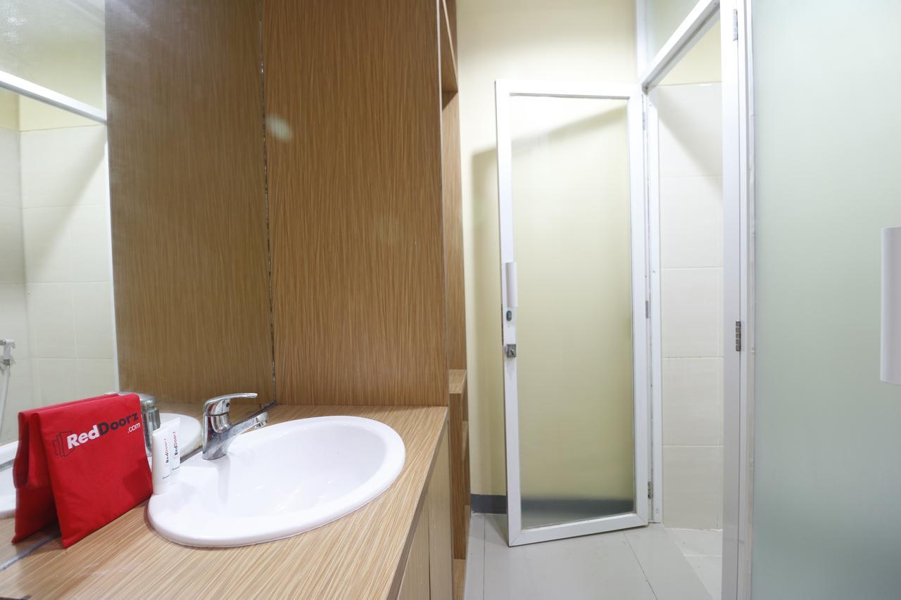 Hotel RedDoorz near ITC Cempaka Mas Dżakarta Zewnętrze zdjęcie