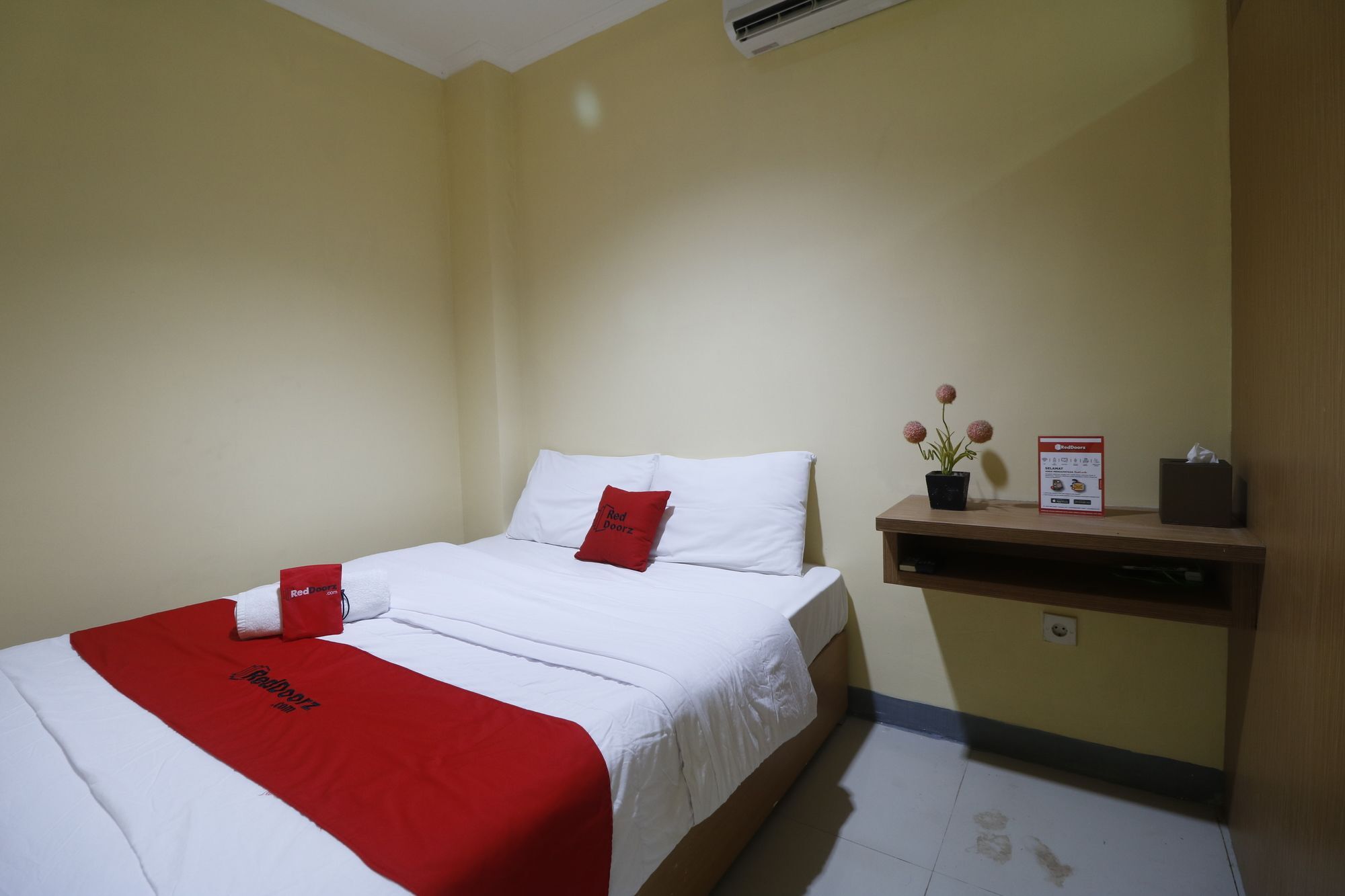 Hotel RedDoorz near ITC Cempaka Mas Dżakarta Zewnętrze zdjęcie
