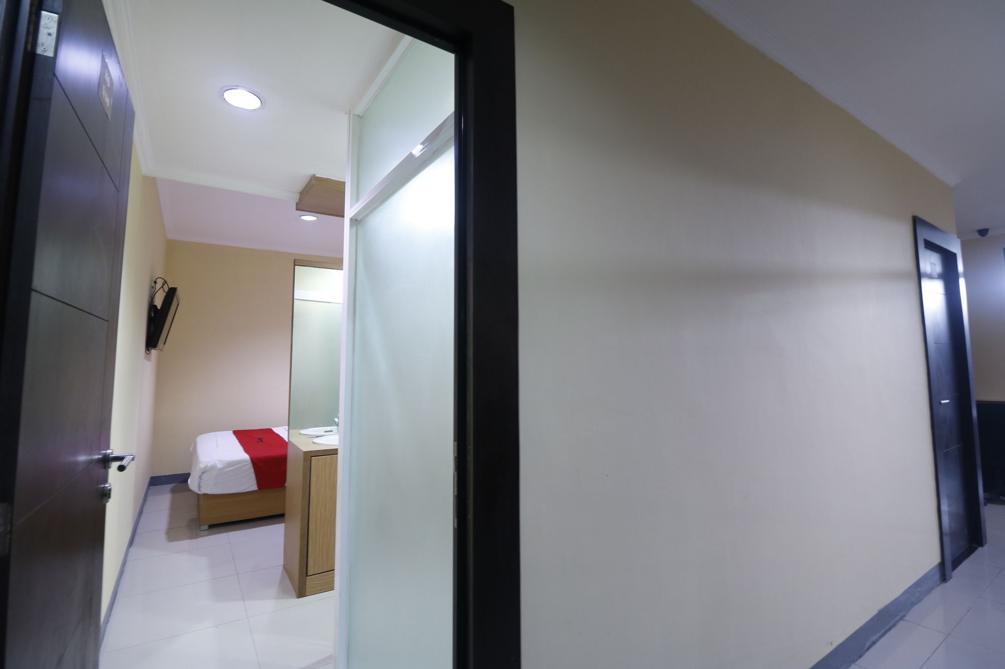 Hotel RedDoorz near ITC Cempaka Mas Dżakarta Zewnętrze zdjęcie