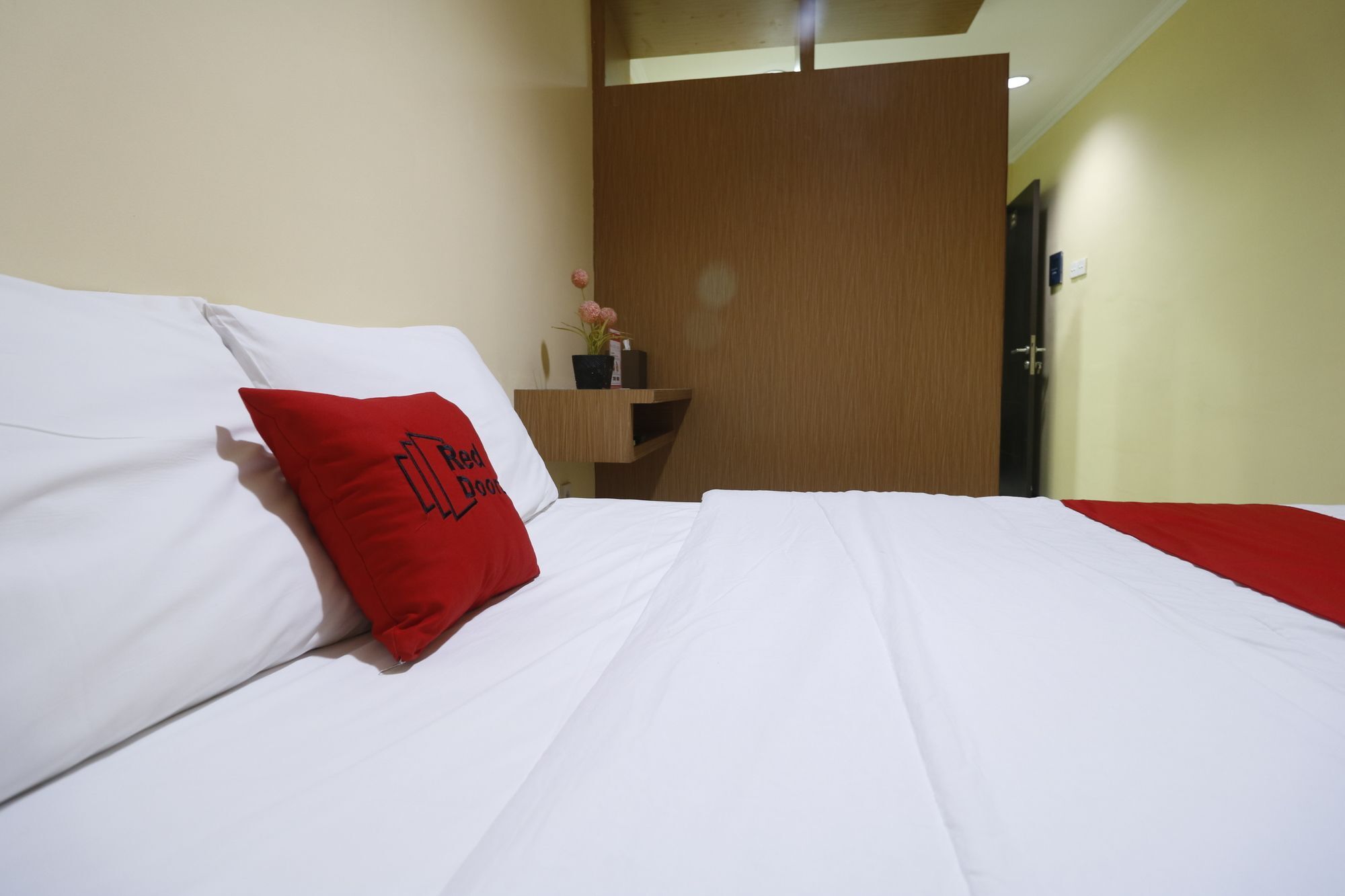 Hotel RedDoorz near ITC Cempaka Mas Dżakarta Zewnętrze zdjęcie