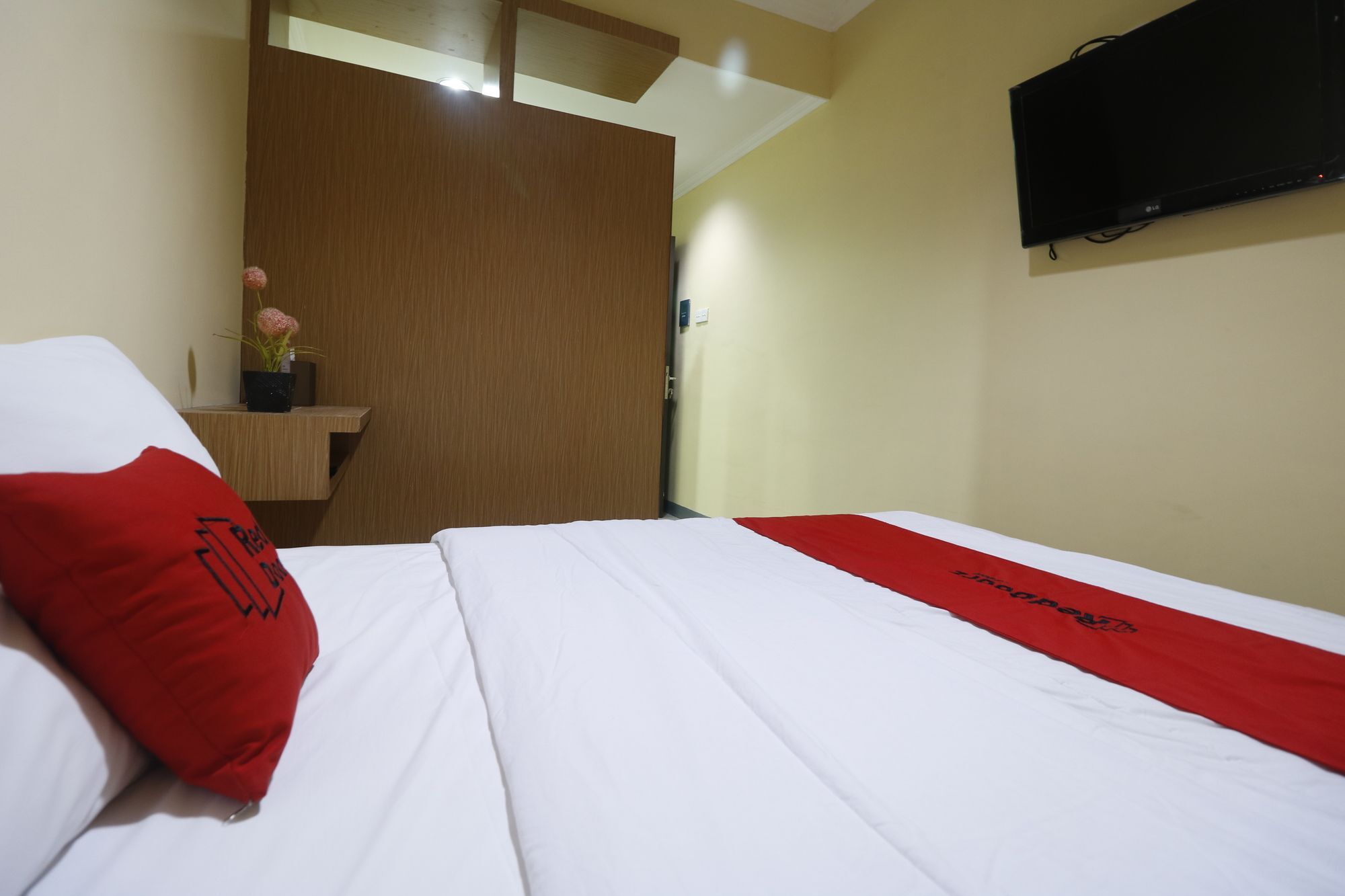 Hotel RedDoorz near ITC Cempaka Mas Dżakarta Zewnętrze zdjęcie