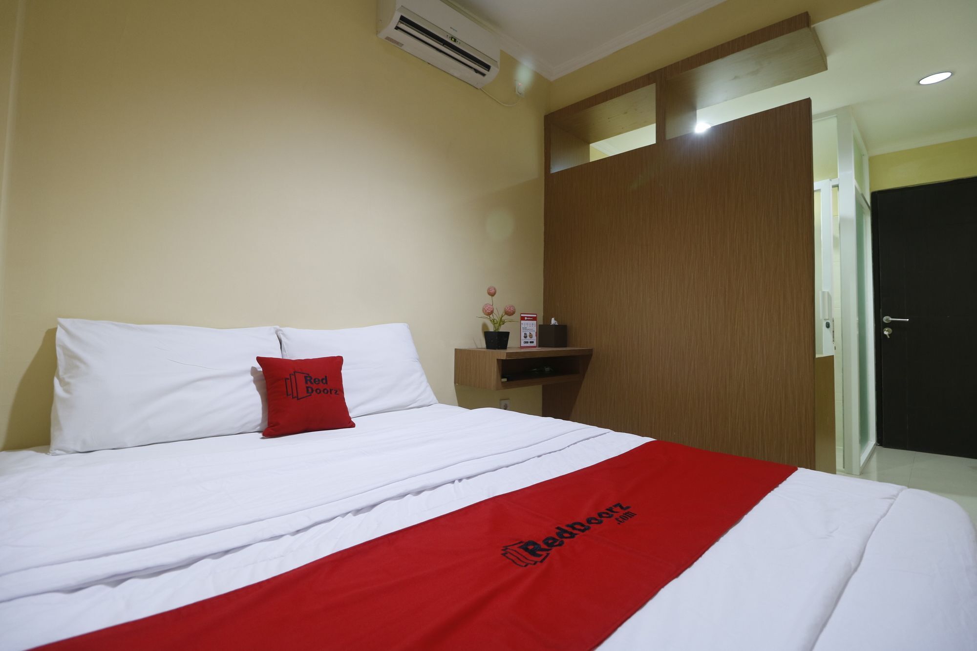 Hotel RedDoorz near ITC Cempaka Mas Dżakarta Zewnętrze zdjęcie