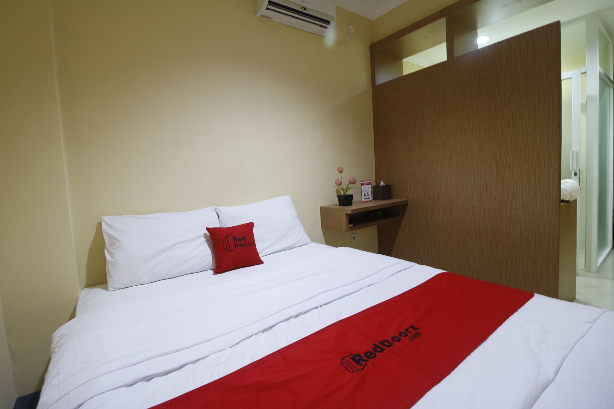 Hotel RedDoorz near ITC Cempaka Mas Dżakarta Zewnętrze zdjęcie
